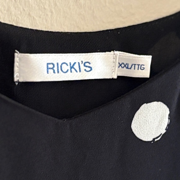 $9🎅🏼 Reitmans Black with Peach & White Polkadot Double Lined Camisole Blouse - Picture 5 of 12